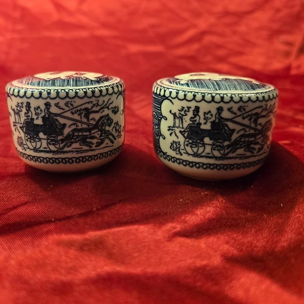 Vintage Blue White Transferware Teacup Salt Pepper Shakers Horse Carriage‎ Cork